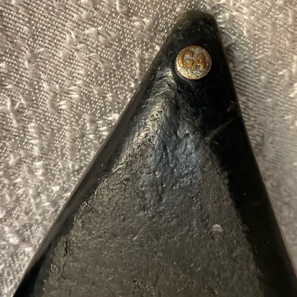 Giorgio Armani Leather Scalloped Accent 2" pumps w/logo charm size 40 - Picture 6 of 16